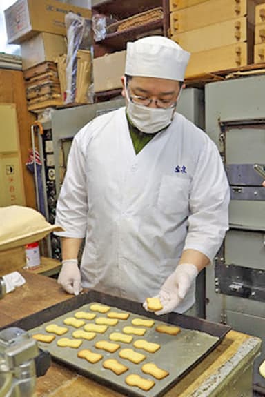 サブレを焼く宝泉菓子舗の前田崇之さん