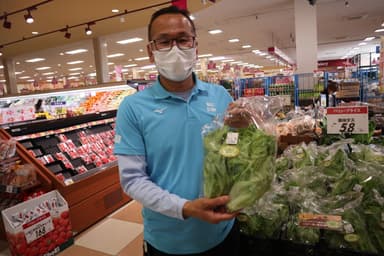 「いきいきファーム」で収穫した野菜をベルク川越むさし野店で販売する六名農場長