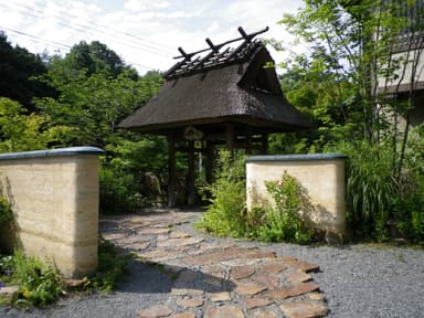 お客様を迎えるすみや亀峰菴の茅葺き門