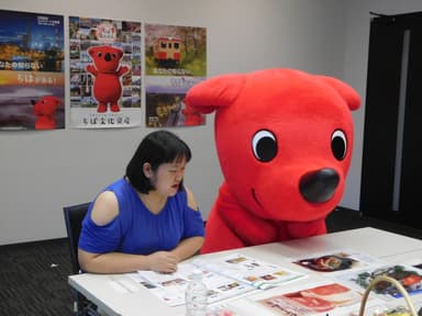 写真5 千葉県の海の幸、山の幸に熱視線を送る田辺さんとチーバくん