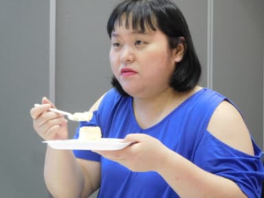 写真6 千葉スイーツを試食する田辺さん