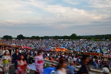 例年の花火大会観客の様子