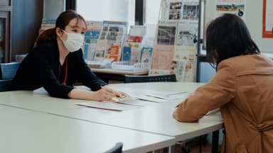 外国人の居住問題の相談を受ける様子