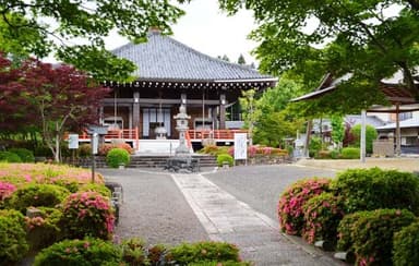 櫟野寺本堂前