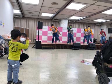 子どもも踊る