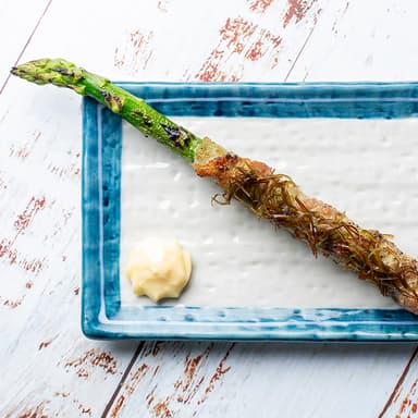 極太！北海道産アスパラ肉巻き函館がごめ昆布　函館のアスパラガスに函館のがごめ昆布！函館グルメをこの1本で堪能してください！