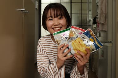 食の支援品を受け取る学生2