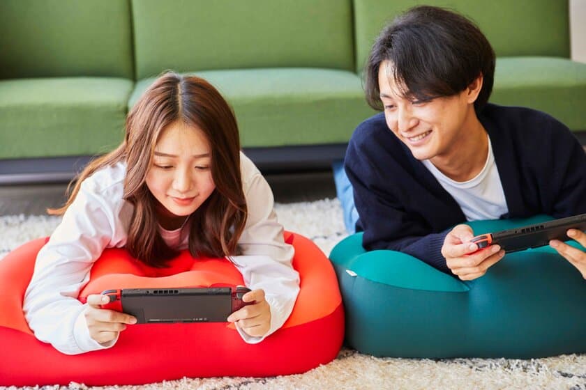 楽な姿勢でゲーム・スマホを長時間楽しめる！
“うつ伏せ”クッション
「NeOchi PillOw(ねおちピロー)」に待望の新色発売