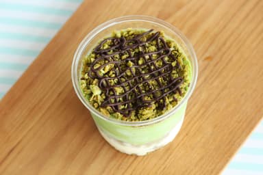 トップには抹茶クランチとチョコソース