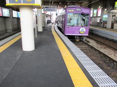 上）ホーム整備が完了した 　　帷子ノ辻駅