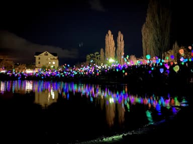 夜は富士とランタンのやさしい灯りでロマンチックな情景を