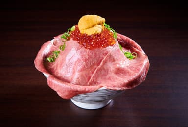 黒毛和牛 肉ドレス海鮮丼