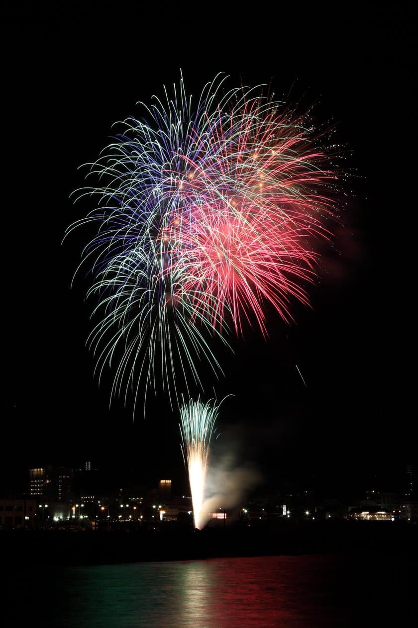 伊豆最多19回開催！！
伊東温泉海の花火大会(7/30～8/24 静岡)