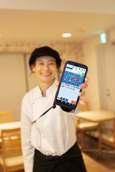 『ワンレジ』ハンディを使用する店員イメージ