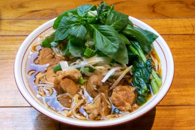 ～クイッテイオ・ムー・トゥン・サイ・バイ・ホラパー　コラーゲン五香粉豚煮込みスープ麺、たっぷりホラパーのせ～　920円(税込み)