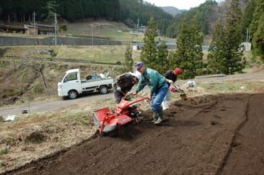 耕作放棄地を開墾した自社有機農場