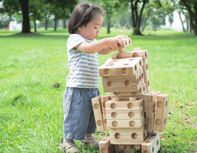 幼児とブロック