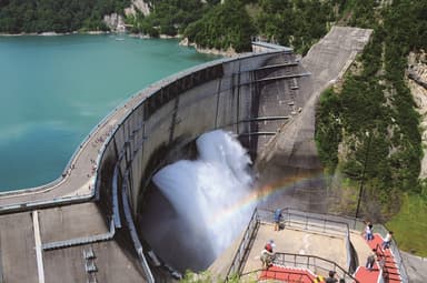 放水に虹がかかる黒部ダム