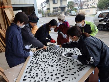 天井材の炭の張り付け