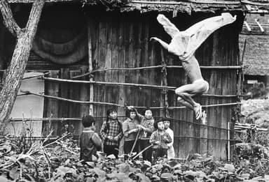 細江英公《鎌鼬 作品17》 1965年 (C)Eikoh Hosoe