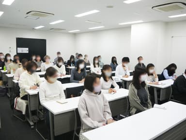 会場で行われる瞑想研修の様子