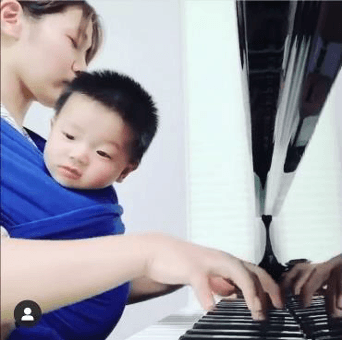 抱っこ紐に子供を入れて、ピアノの練習をしています。(Instagramに動画公開中)