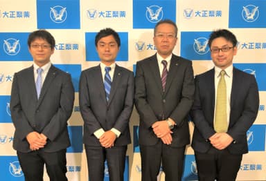 左から大正製薬・新井、阿部、長濱、ネイチャーラボ・竹岡 篤史氏