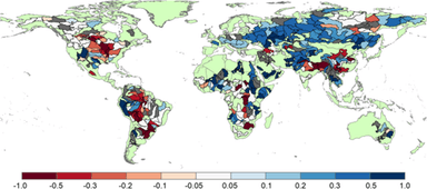 図3　2010-2013の期間に、地球温暖化によって洪水の生じやすさが増加した流域(青)と減少した流域(赤)の分布　Hirabayashi et al.&#44; 2021b