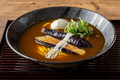 茄子チーズカレーうどん　1&#44;100円(税込)