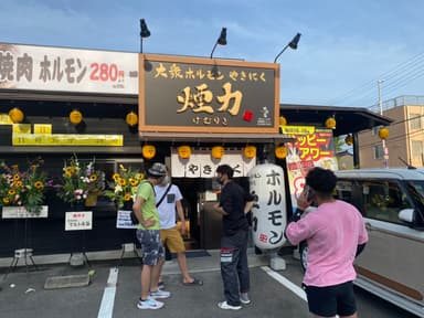 赤坪FC店オープン初日。初日から多くのお客様でウェイティング