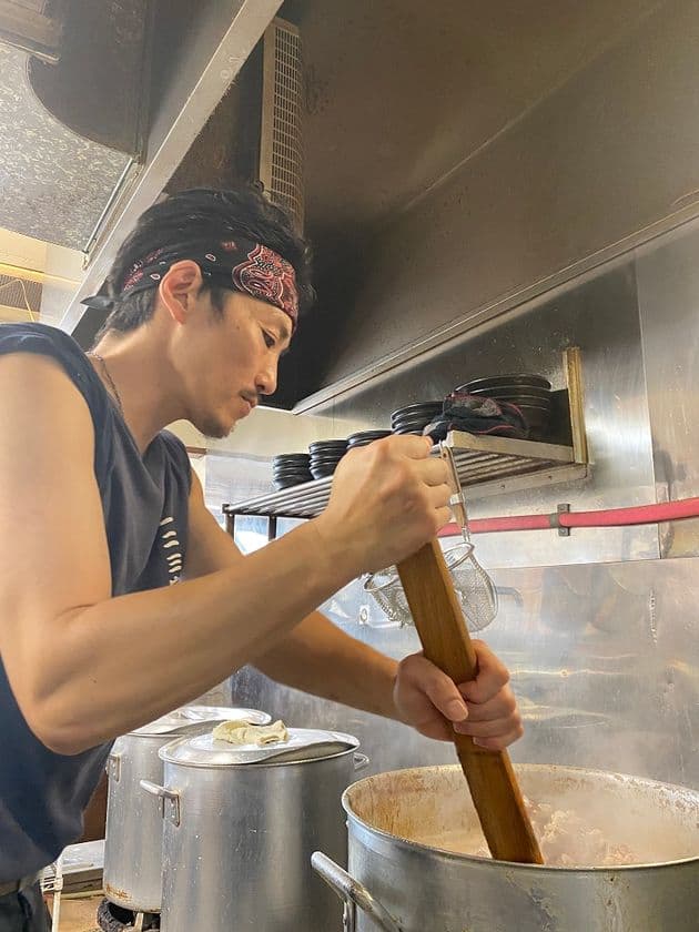 激戦区・横浜の人気ラーメン店「一二三家」×居酒屋「鶏冠」　
冷凍自動販売機にて人気のラインナップ2種を販売開始