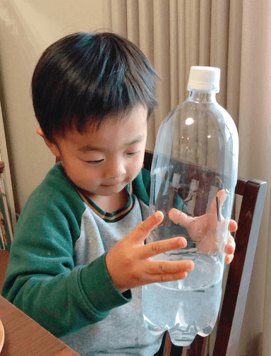 ペットボトルで雲をつくる実験の様子