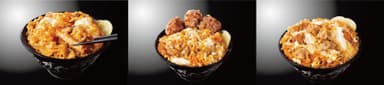 左から『伝説のすたみなロースカツ丼』『伝説の唐揚げ合盛りすたみなロースカツ丼』『伝説のすたみなロースカツW盛り丼』