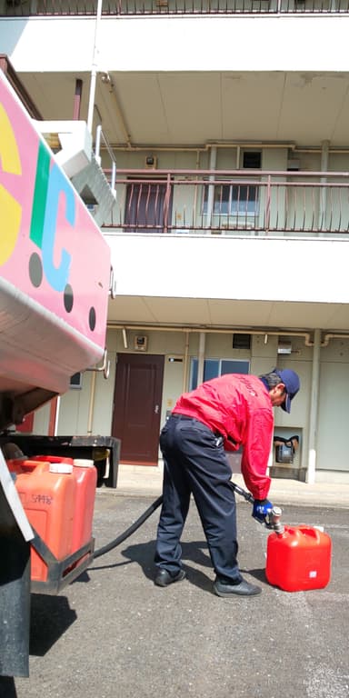 ポリ容器へ給油作業1