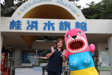 公益社団法人 桂浜水族館 館長・秋澤 志名氏とおとどちゃん