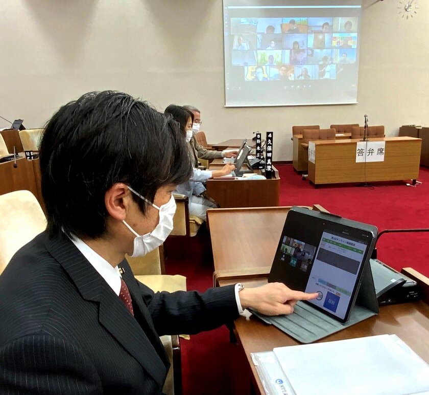 茨城県取手市議会、
議会デモテック推進の一環でペーパーレス会議システム
「SideBooksクラウド本棚／タブレット採決システム」を活用中