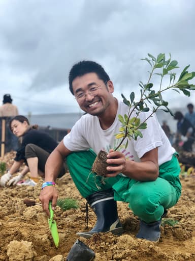 花を飾ると砂漠に木が植えられる