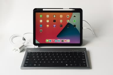 11-in-1 USB-C Keyboard Hub 使用例