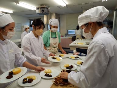 戸板女子短期大学メニュー開発の様子