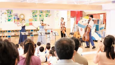 写真1：幼稚園・保育園でのコンサートの様子