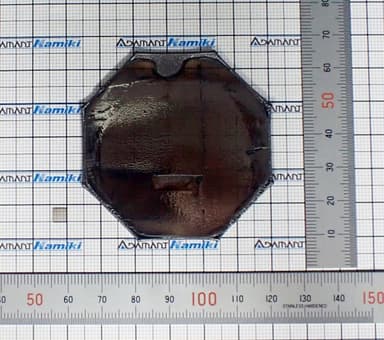 今回開発した直径2インチ超えのダイヤモンド結晶(右)と4mm角のダイヤモンド結晶(左)