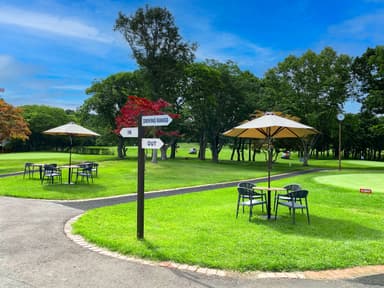 カフェテラスで休みながら気ままにアプローチ練習