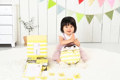 「くずもっちゃん」リュックがお祝いをもちあげます。