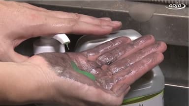 ジェル状の製剤が肌になじむ