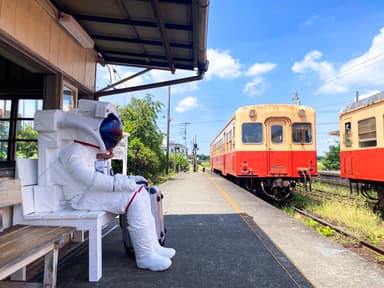 レオニート・チシコフ《7つの月を探す旅「第二の駅 村上氏の最後の飛行　あるいは月行きの列車を待ちながら」》