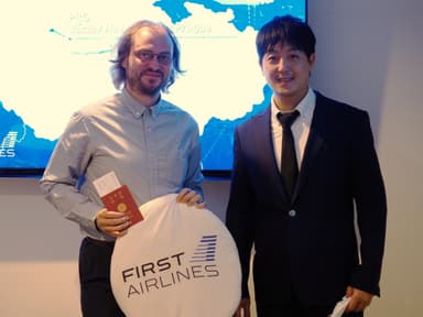 チェコ政府観光局日本支局長シュテパーン・パヴリークとFIRST AIRLINES阿部社長