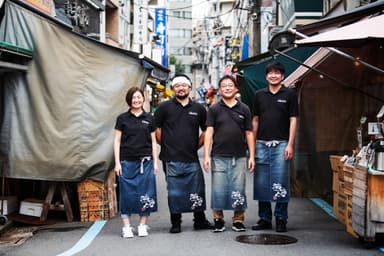 築地場外市場　波除通りと東通りの角で戦後から変わらぬ場所で営業している