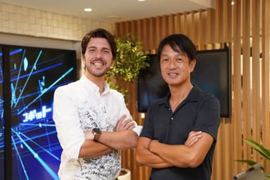 写真左 : ワークスタイルテック株式会社 CEO ドレ・ロドリゲス・グスタボ／右 : ディップ株式会社 DX事業部 本部長 三浦 日出樹氏