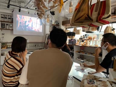 カフェでの映画上演会の様子