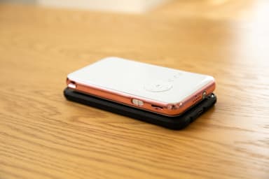 上カベーニ、下スマホ